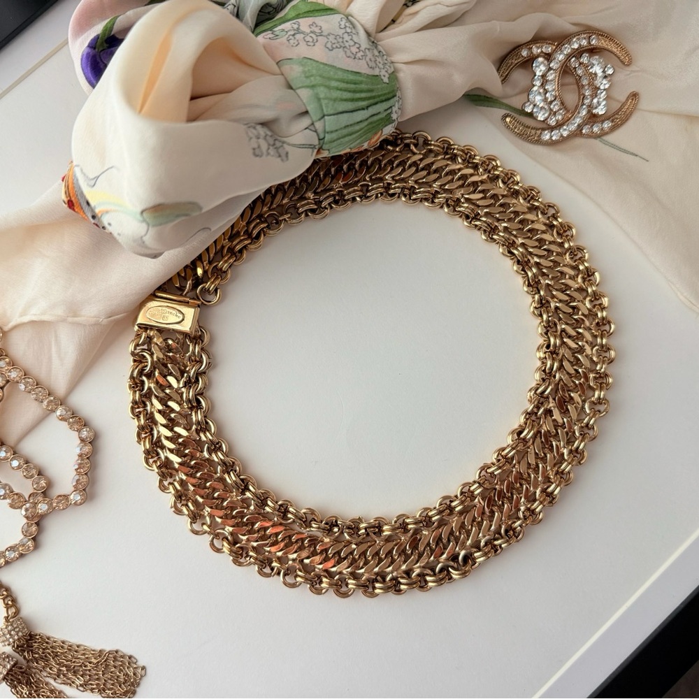 Guy Laroche Luxurious Necklace-NEEDS REPAIR.